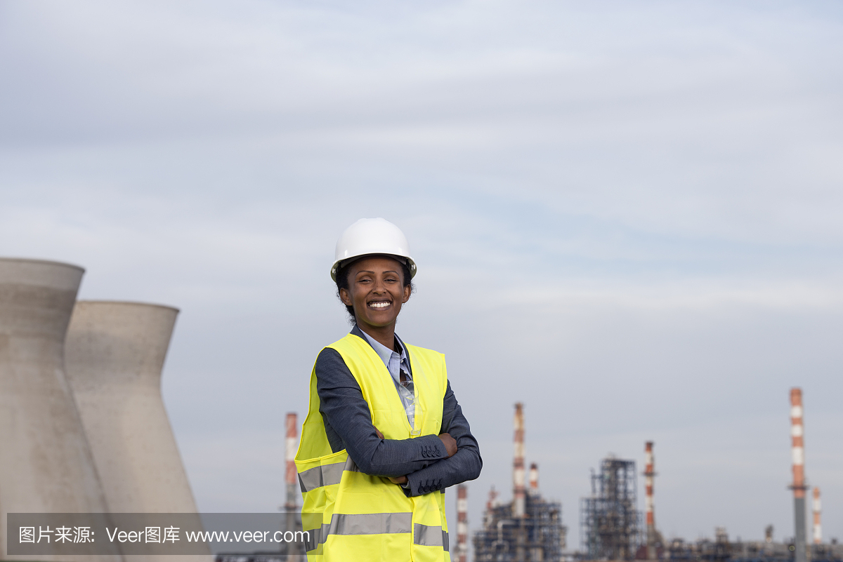 在化工廠工作的女商人。